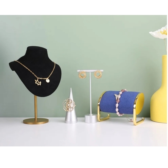 Elegant Velvet Necklace Display - Picture 4 of 14